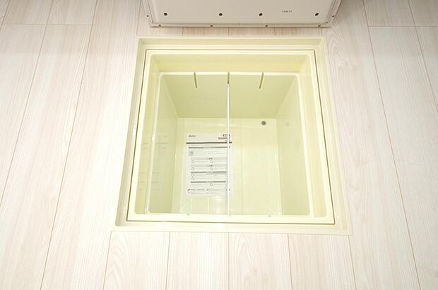 ミネラルウォーター、缶詰、非常食のストックに便利です。空間を有効に利用した収納です。