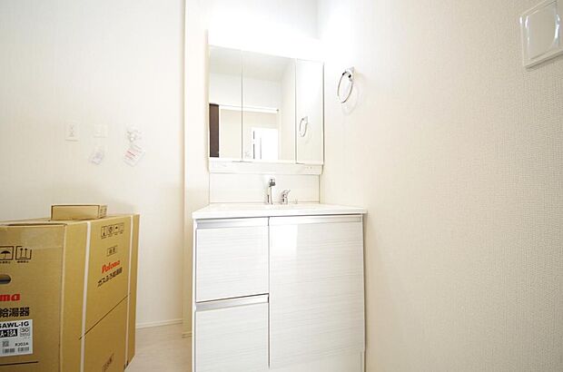 家族全員で利用するパブリックスペースとなりますので、鏡周りの収納ですっきり洗面台がご利用いただけます