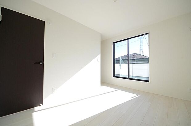 木の質感が優しい床材と豊富な収納が特徴的な、心に温かさを感じる内装です。