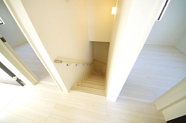 階段には手すりを標準装備することで、お子様やご高齢者の安全性にも配慮しております。