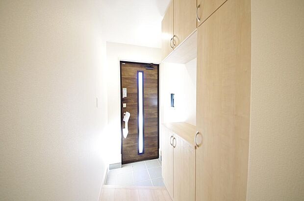 棚板が多く、沢山のの靴が収納可能。棚板は稼働可能ですのでブーツやヒールの高い靴も収納でき便利です。