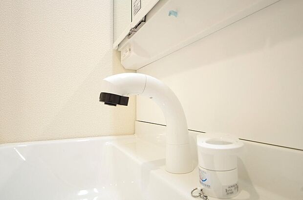 洗面台の給水口はホースが伸びるので朝シャン出来ます。シングルレバーでお湯の温度も楽々調整出来ます。
