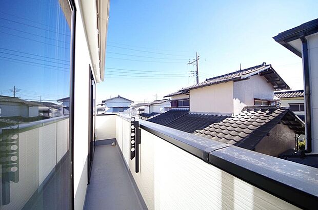 陽光あふれるバルコニーは、たくさんの光を浴びることができるのでお洗濯物やお布団もしっかり干せます。