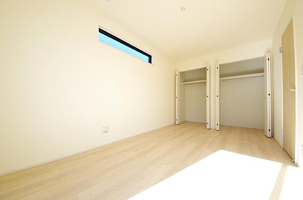 木の質感が優しい床材と豊富な収納が特徴的な、心に温かさを感じる内装です。