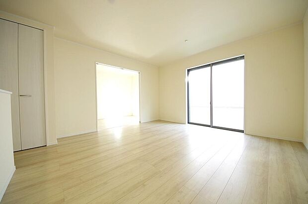 明るい陽光が差し込み開放的なリビング　ダイニングを演出し、ゆとりある空間はご満足いただけます。