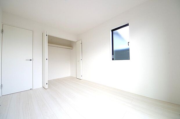 木の質感が優しい床材と豊富な収納が特徴的な、心に温かさを感じる内装です。