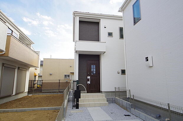 玄関はいわばその邸宅の顔です。だからこそ、迎賓のためにしつらえを細部まで施しました。