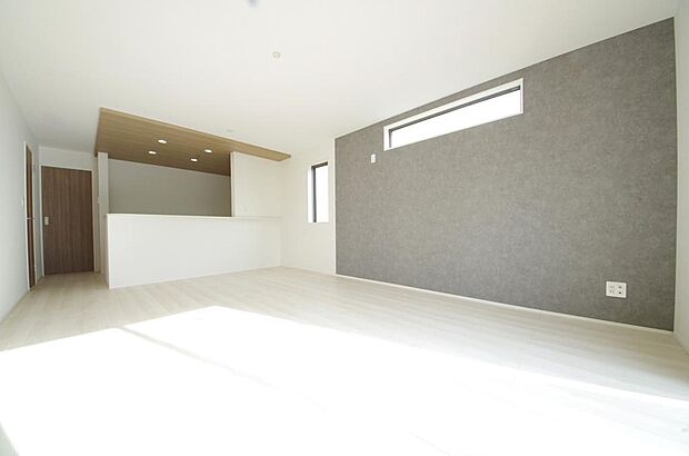 明るい陽光が差し込み開放的なリビング　ダイニングを演出し、ゆとりある空間はご満足いただけます。