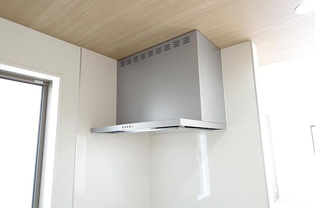 キッチン上部には、ブーツ型の照明付きのレンジフードが標準装備されております。