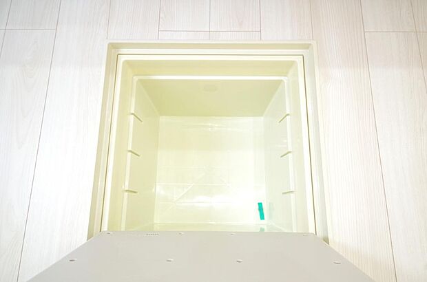 ミネラルウォーター、缶詰、非常食のストックに便利です。空間を有効に利用した収納です。