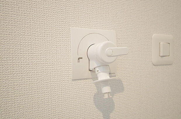 洗濯機用の給水口には蛇口ではなく、全自動洗濯機が設置できる専用の給水口が設置されております。