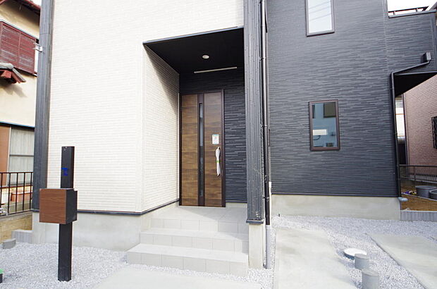 玄関はいわばその邸宅の顔です。だからこそ、迎賓のためにしつらえを細部まで施しました。