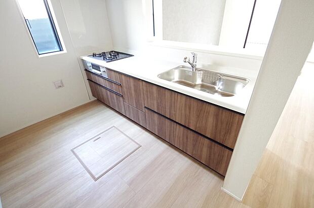 キッチンには耐久性が高く、お手入れも簡単で人工大理石トップを採用して、キッチンを優雅に演出しました。