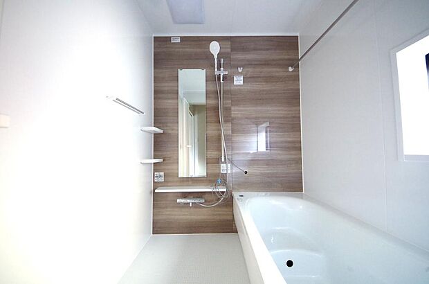 心地よい入浴タイムを追求した大きな浴槽とアクセントパネルで、より高級感が演出されます。