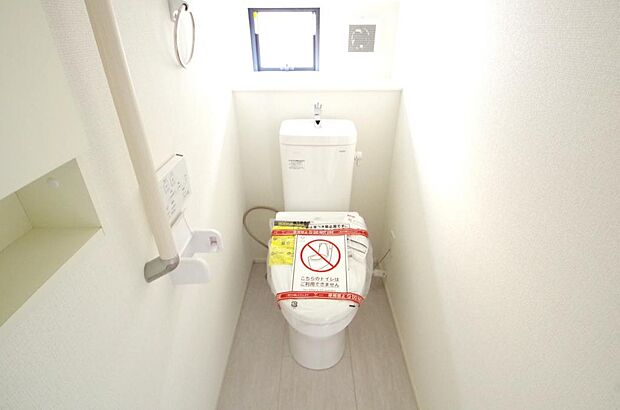 少ない水を有効に使って、汚れも効率よく洗浄します。便器は奥までふちのない掃除がしやすい形状です。