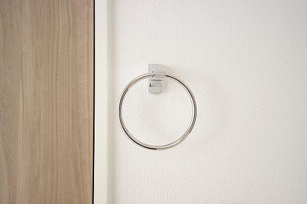 タオル掛け、これは必要です。標準装備されていますので、後から設置する手間も省けます。