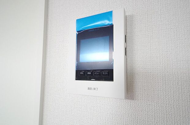 来訪者を映像と音声で確認可能なので、煩わしいセールスにも住戸内で対話可能です。