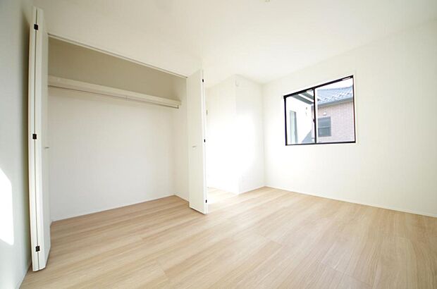 木の質感が優しい床材と豊富な収納が特徴的な、心に温かさを感じる内装です。