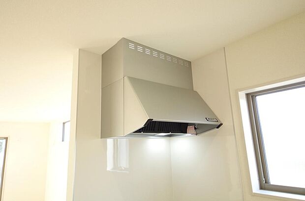 キッチン上部には、ブーツ型の照明付きのレンジフードが標準装備されております。