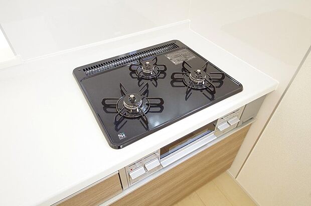 三ツ口コンロはＳｉセンサーが組み込まれています。長時間の使用の際にセンサーが自動でストップします。