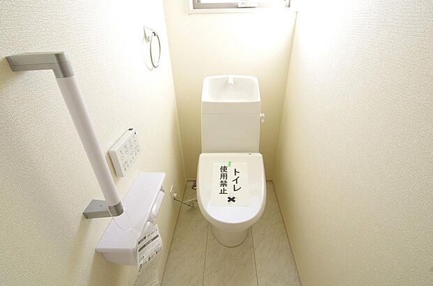 少ない水を有効に使って、汚れも効率よく洗浄します。便器は奥までふちのない掃除がしやすい形状です。