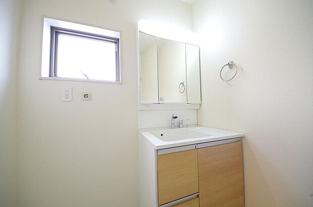 家族全員で利用するパブリックスペースとなりますので、鏡周りの収納ですっきり洗面台がご利用いただけます