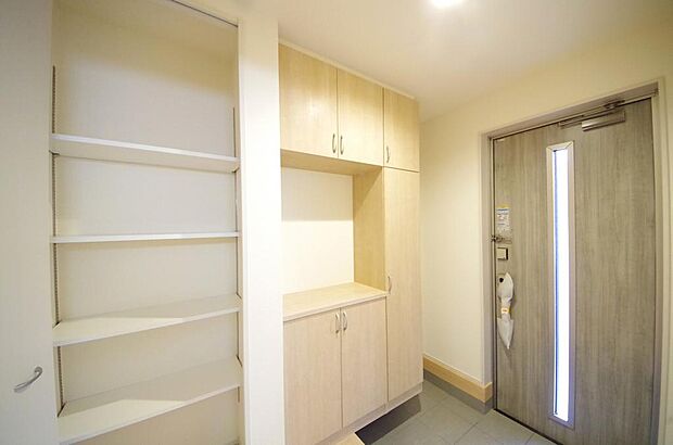 棚板が多く、沢山の靴が収納可能。棚板は稼働可能ですのでブーツやヒールの高い靴も収納でき便利です。