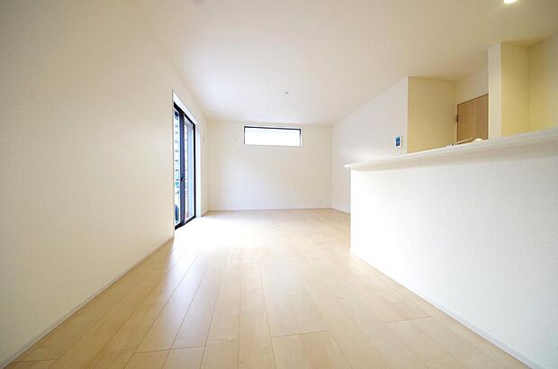 明るい陽光が差し込み開放的なリビング　ダイニングを演出し、ゆとりある空間はご満足いただけます。