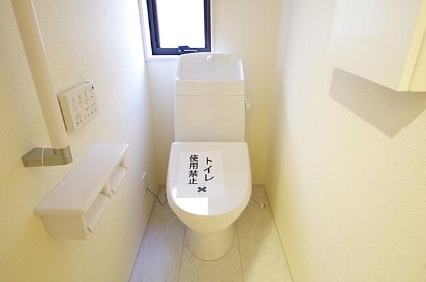 少ない水を有効に使って、汚れも効率よく洗浄します。便器は奥までふちのない掃除がしやすい形状です。