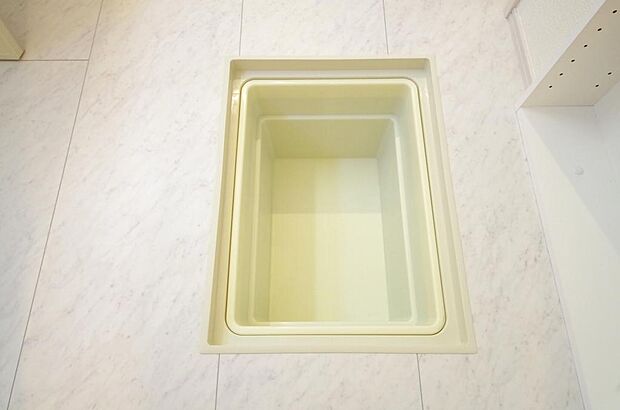 シャンプー　リンス　洗剤　柔軟剤等のストックに便利です。空間を有効に利用した収納です。