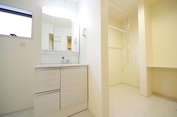 家族全員で利用するパブリックスペースとなりますので、鏡周りの収納ですっきり洗面台がご利用いただけます