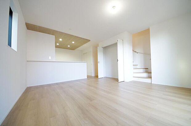 明るい陽光が差し込み開放的なリビング　ダイニングを演出し、ゆとりある空間はご満足いただけます。