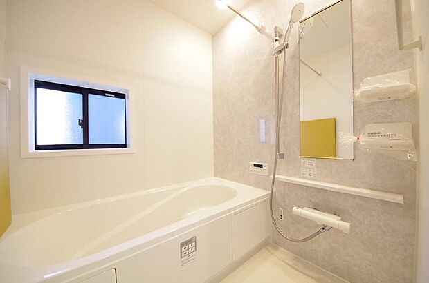 心地よい入浴タイムを追求した大きな浴槽とアクセントパネルで、より高級感が演出されます。