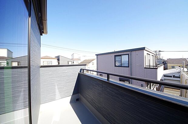 陽光あふれるバルコニーは、たくさんの光を浴びることができるのでお洗濯物やお布団もしっかり干せます。