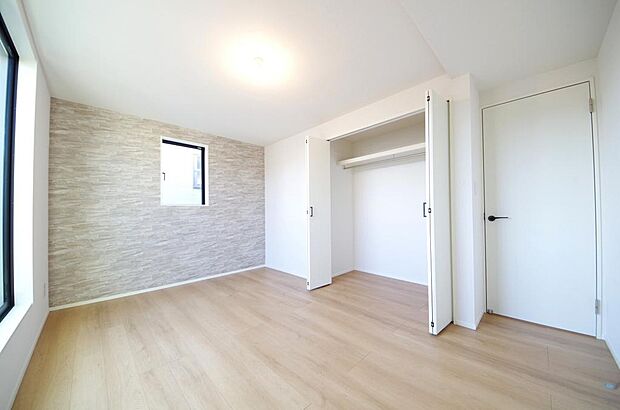 木の質感が優しい床材と豊富な収納が特徴的な、心に温かさを感じる内装です。