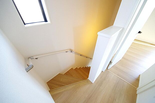階段には手すりを標準装備することで、お子様やご高齢者の安全性にも配慮しております。