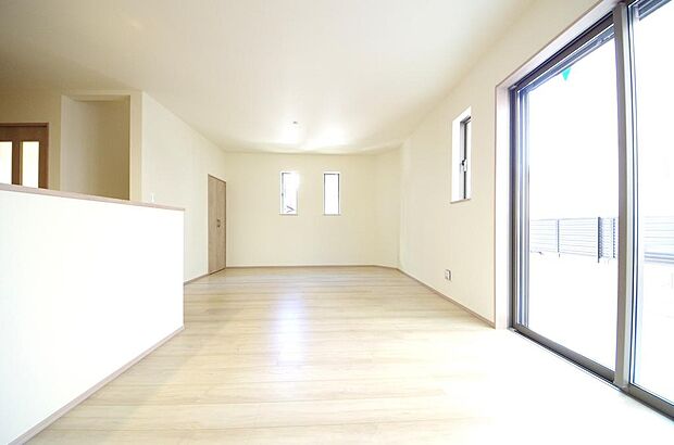 明るい陽光が差し込み開放的なリビング　ダイニングを演出し、ゆとりある空間はご満足いただけます。