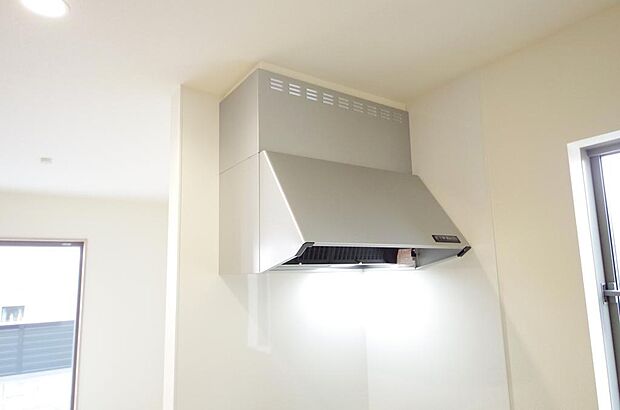 キッチン上部には、スッキリとしたスリム型レンジフードが標準装備されております。