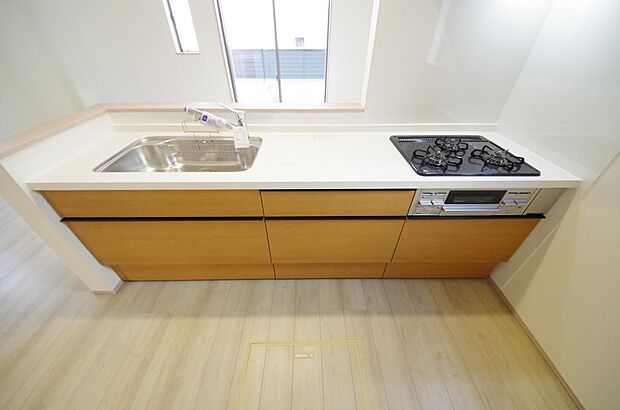 キッチンには耐久性が高く、お手入れも簡単で人工大理石トップを採用して、キッチンを優雅に演出しました。