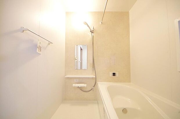 心地よい入浴タイムを追求した大きな浴槽とアクセントパネルで、より高級感が演出されます。