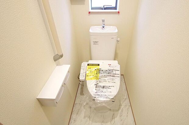 少ない水を有効に使って、汚れも効率よく洗浄します。便器は奥までふちのない掃除がしやすい形状です。