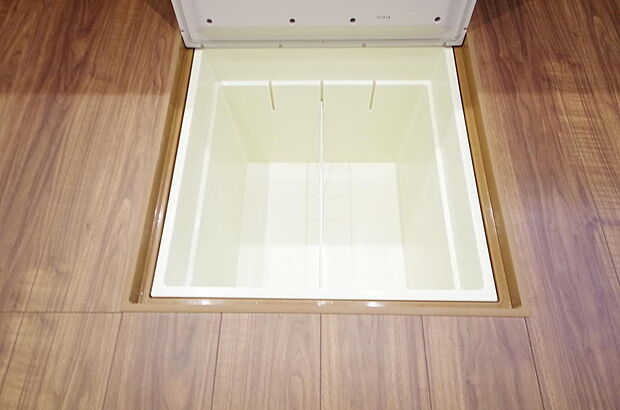 ミネラルウォーター、缶詰、非常食のストックに便利です。空間を有効に利用した収納です。