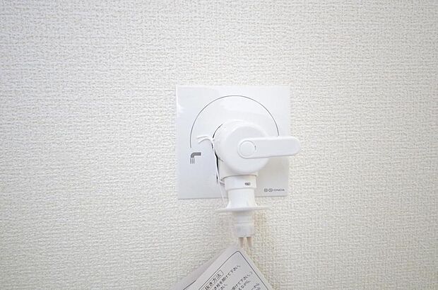洗濯機用の給水口には蛇口ではなく、全自動洗濯機が設置できる専用の給水口が設置されております。