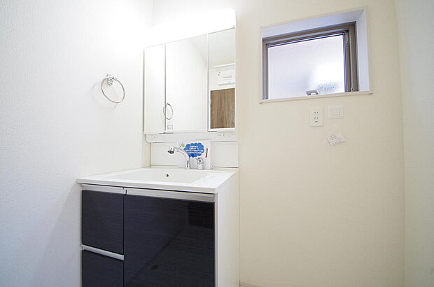 家族全員で利用するパブリックスペースとなりますので、鏡周りの収納ですっきり洗面台がご利用いただけます