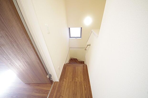 階段には手すりを標準装備することで、お子様やご高齢者の安全性にも配慮しております。