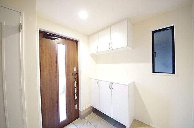 棚板が多く、沢山のの靴が収納可能。棚板は稼働可能ですのでブーツやヒールの高い靴も収納でき便利です。