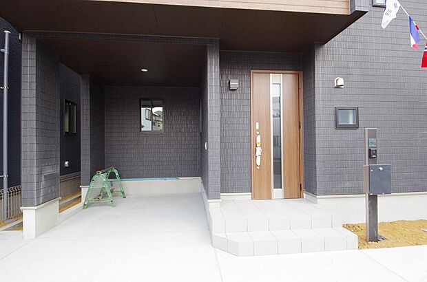 玄関はいわばその邸宅の顔です。だからこそ、迎賓のためにしつらえを細部まで施しました。