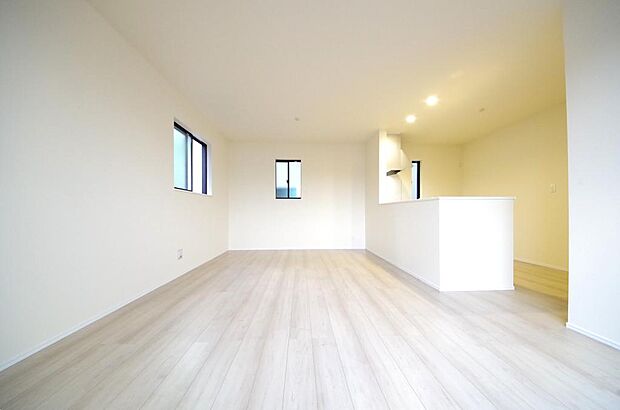 明るい陽光が差し込み開放的なリビング ダイニングを演出し、ゆとりある空間はご満足いただけます。