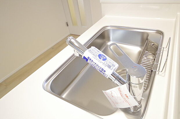 レバー操作一つで水量、温度も調節可能です。また、蛇口には浄水カートリッジも内蔵可能です。