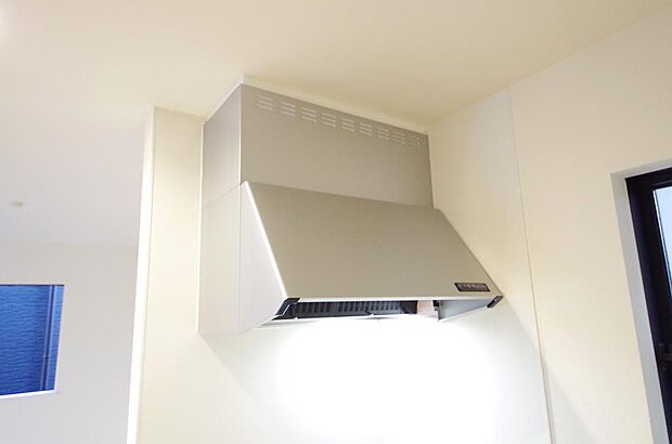 キッチン上部には、ブーツ型の照明付きのレンジフードが標準装備されております。